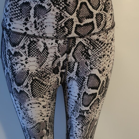 Womens Human Performance Engineering Blk, Gray Snake Print Activewear Leggings M - Picture 2 of 7